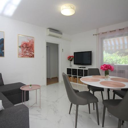 Modern Apartment Sabina With Nice Garden Poreč Eksteriør billede