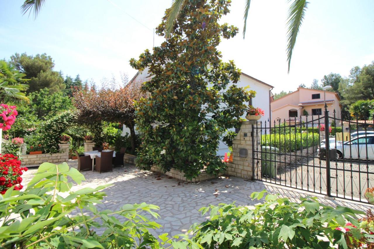 Modern Apartment Sabina With Nice Garden Poreč Eksteriør billede