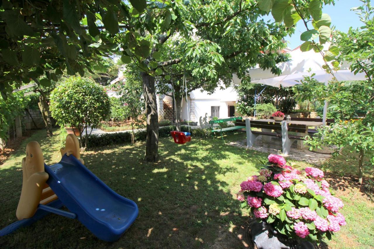 Modern Apartment Sabina With Nice Garden Poreč Eksteriør billede