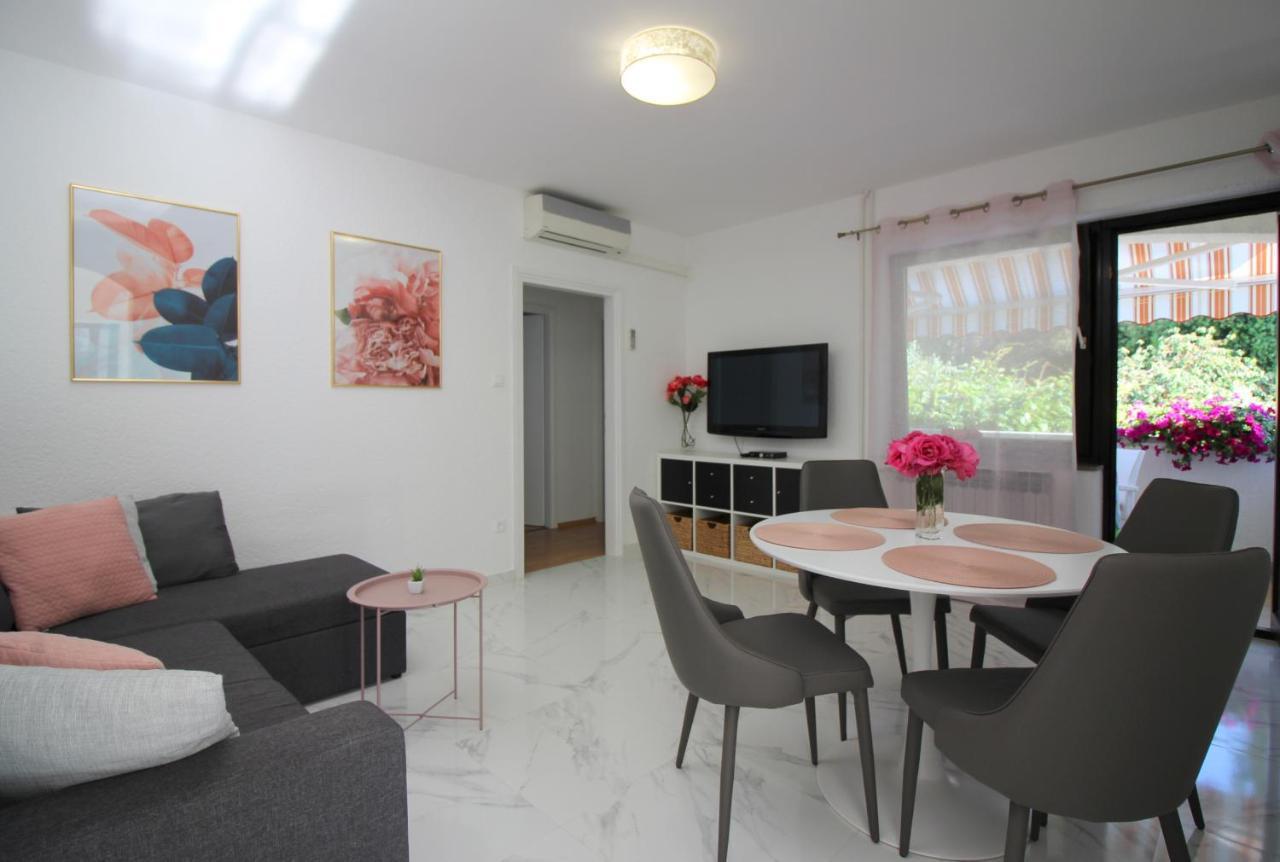 Modern Apartment Sabina With Nice Garden Poreč Eksteriør billede